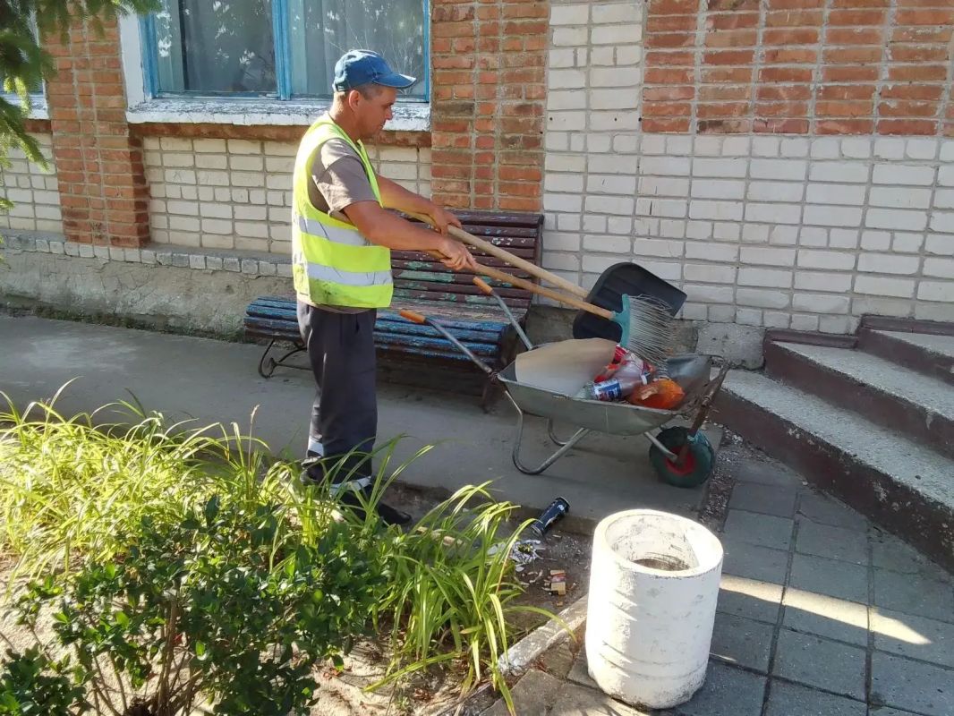 В селе Красное Скадовского округа провели уборку въездной зоны и общественных территорий В селе Красное Скадовского округа провели уборку въездной зоны и общественных территорий