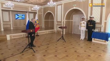 Владимир Путин вручил государственные награды военнослужащим Военно-Морского Флота России в Адмиралтействе Санкт-Петербурга