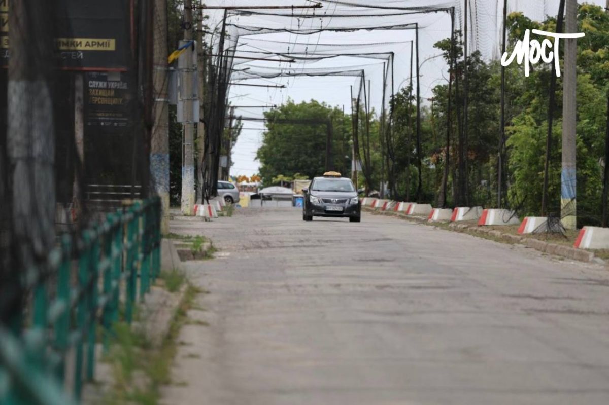 В Херсоне лето, солнце, сосиски и… антидроновые сетки В Херсоне лето, солнце, сосиски и… антидроновые сетки