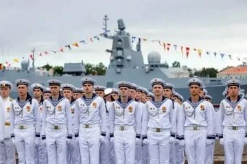 Владимир Сальдо поздравил военных моряков и ветеранов с Днем Военно-Морского Флота России