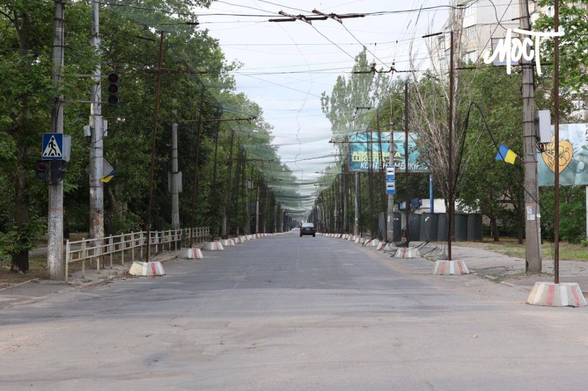 В Херсоне лето, солнце, сосиски и… антидроновые сетки В Херсоне лето, солнце, сосиски и… антидроновые сетки