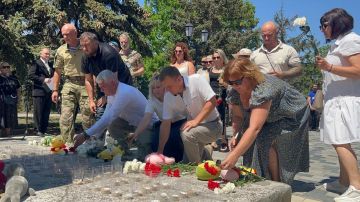 В Геническе почтили память детей, погибших от рук киевского режима на Донбассе