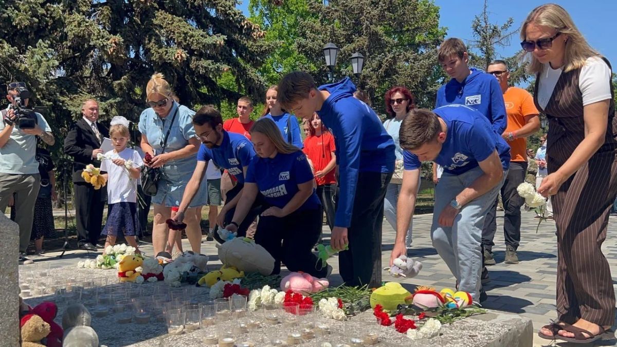 В Геническе почтили память детей, погибших от рук киевского режима на Донбассе В Геническе почтили память детей, погибших от рук киевского режима на Донбассе