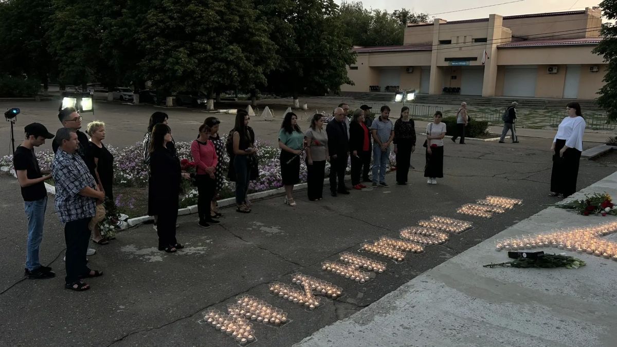 В Чаплинке прошла акция памяти детей — жертв войны в Донбассе В Чаплинке прошла акция памяти детей — жертв войны в Донбассе