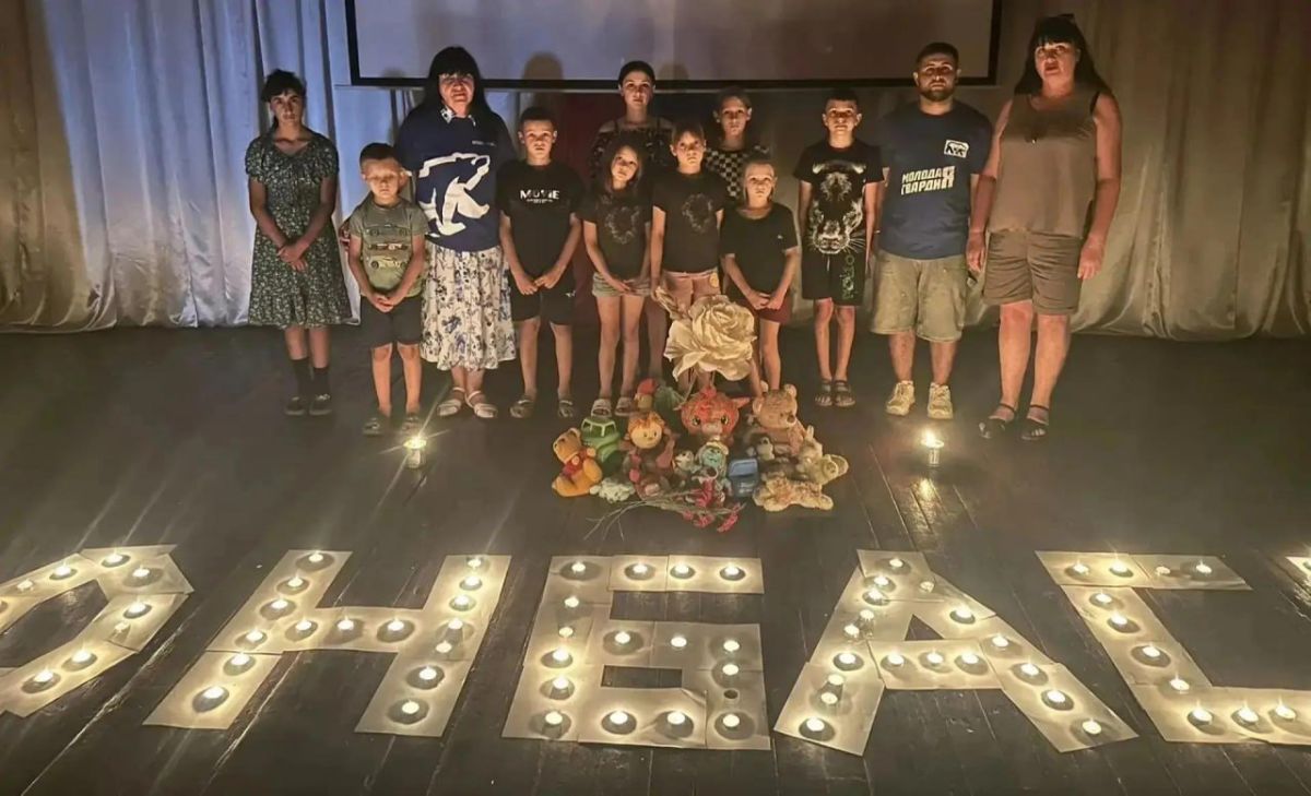 Жители села Вольное зажгли 100 свечей в память о детях, ставших жертвами войны в Донбассе
