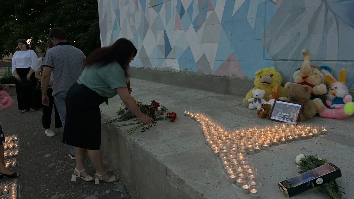 В Чаплинке прошла акция памяти детей — жертв войны в Донбассе В Чаплинке прошла акция памяти детей — жертв войны в Донбассе