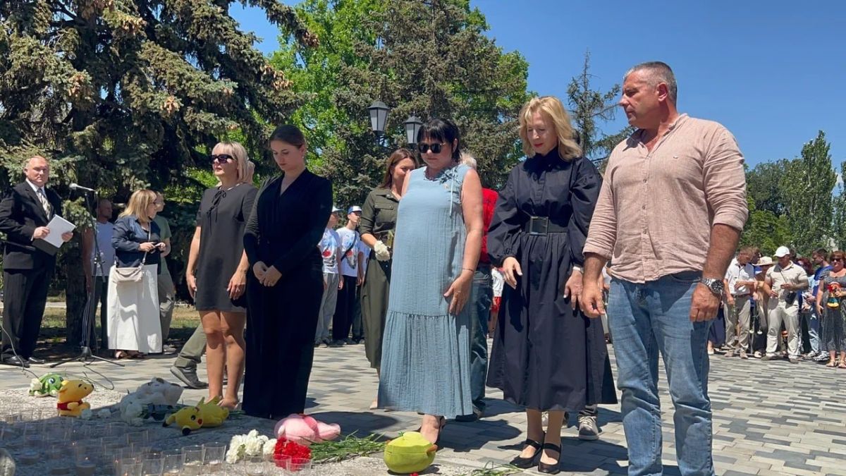 В Геническе почтили память детей, погибших от рук киевского режима на Донбассе В Геническе почтили память детей, погибших от рук киевского режима на Донбассе