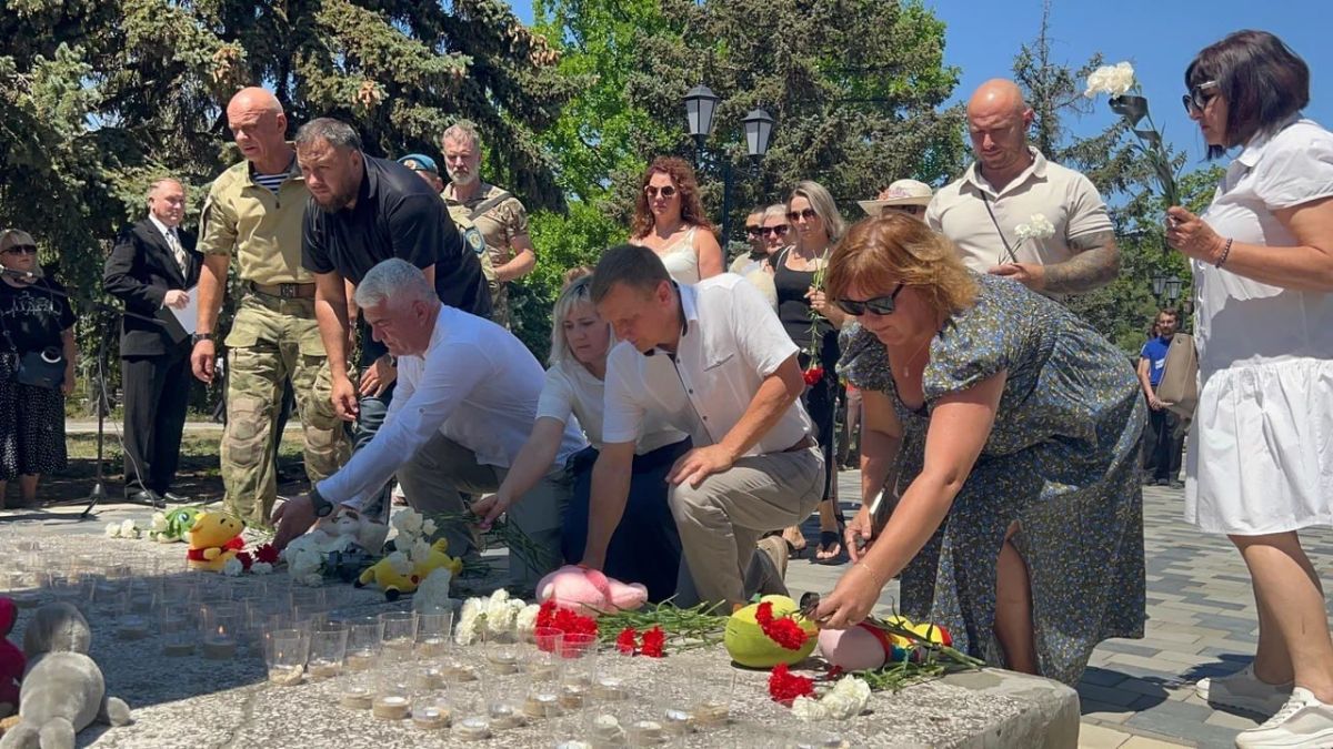В Геническе почтили память детей, погибших от рук киевского режима на Донбассе