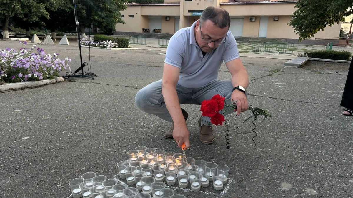 В Чаплинке прошла акция памяти детей — жертв войны в Донбассе В Чаплинке прошла акция памяти детей — жертв войны в Донбассе