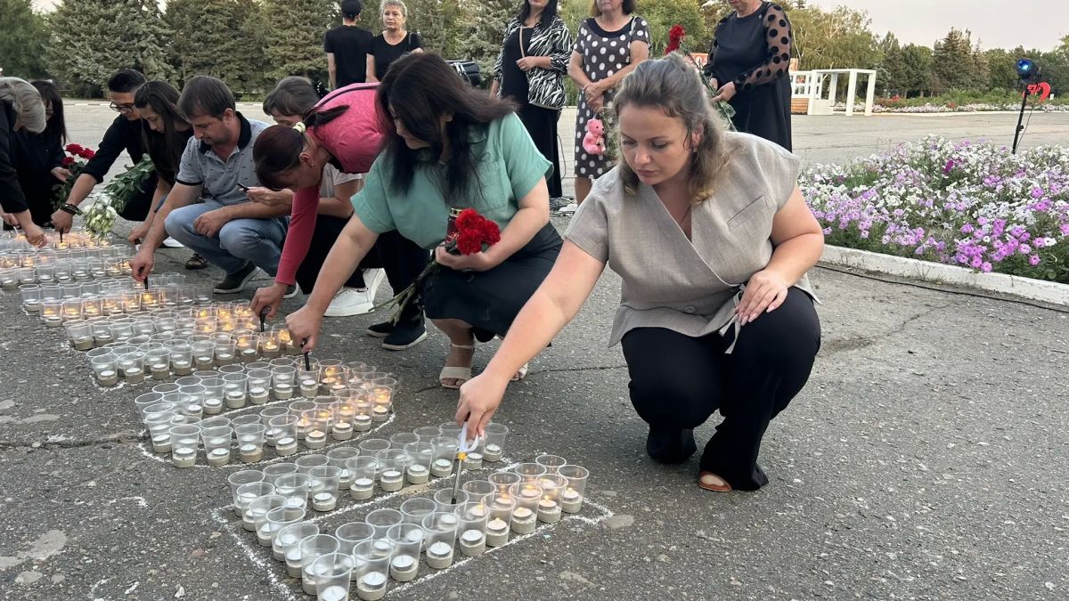 В Чаплинке прошла акция памяти детей — жертв войны в Донбассе В Чаплинке прошла акция памяти детей — жертв войны в Донбассе