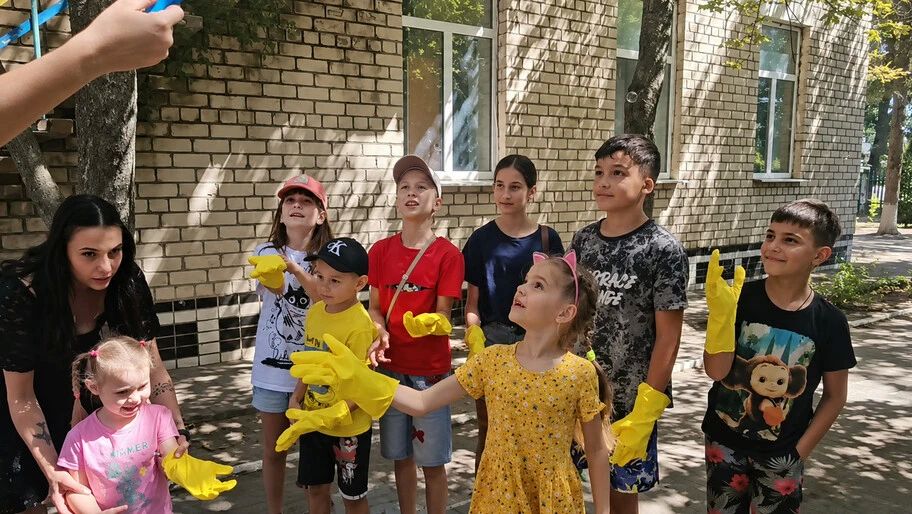 В Скадовске для детей устроили шоу-баттл «Мыльные пузыри»