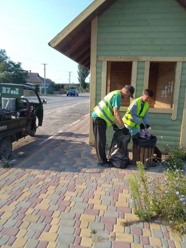 Работники МКУ «Азовкоммунсервис» продолжают наводить порядок в Геническом округе Работники МКУ «Азовкоммунсервис» продолжают наводить порядок в Геническом округе
