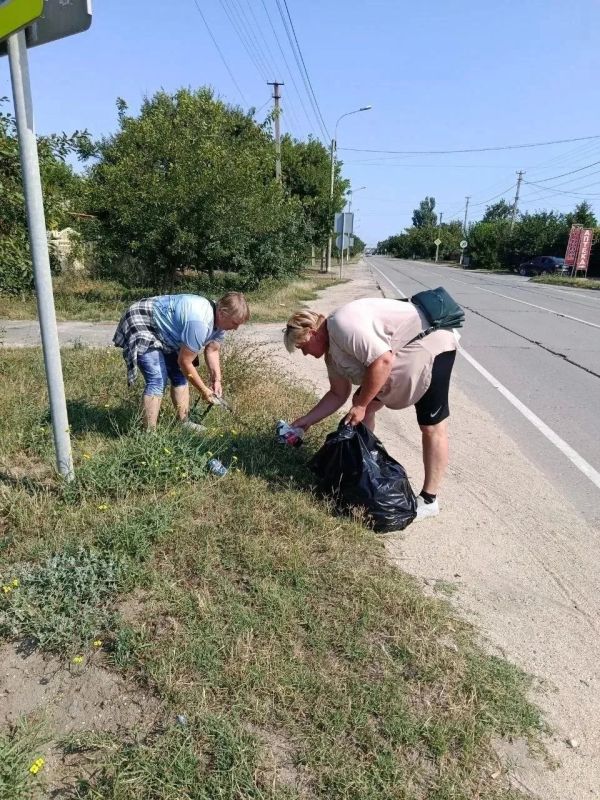 Работники МКУ «Азовкоммунсервис» продолжают наводить порядок в Геническом округе