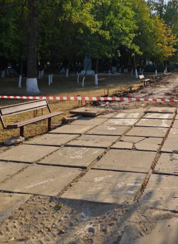БЫЛО / СТАЛО. Ещё совсем недавно парк «Троицкий» в Новотроицком выглядел совсем иначе: сломанные лавочки, отсутствие урн, ямы на тротуарах и неудобные дорожки