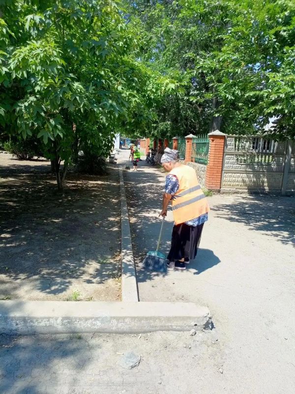 Работники МКУ «Азовкоммунсервис» продолжают наводить порядок в Геническом округе Работники МКУ «Азовкоммунсервис» продолжают наводить порядок в Геническом округе