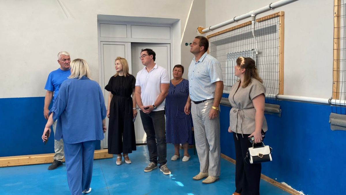 «Родительская приемка» проверила ход ремонта пищеблока в Крестовской школе «Родительская приемка» проверила ход ремонта пищеблока в Крестовской школе