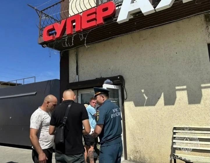 Сотрудники МЧС России провели занятия по эвакуации в торговых объектах Генического МО Сотрудники МЧС России провели занятия по эвакуации в торговых объектах Генического МО