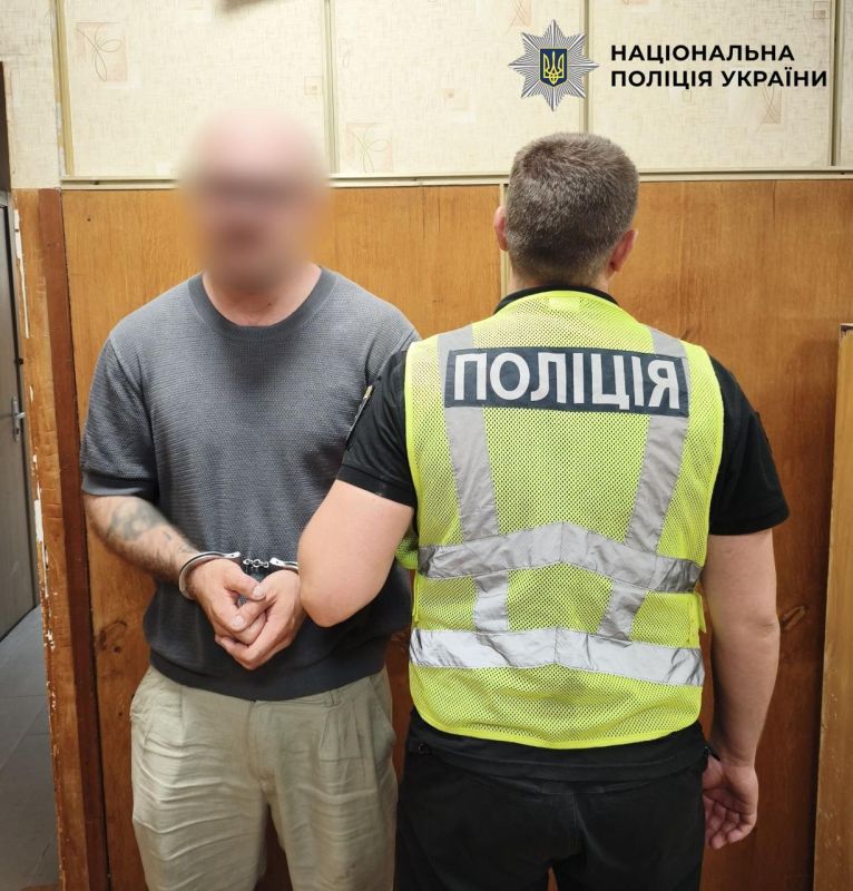 В Киеве, около моста на Труханов остров, двое пьяных военных забили до смерти 45-летнего мужчину, сообщает полиция