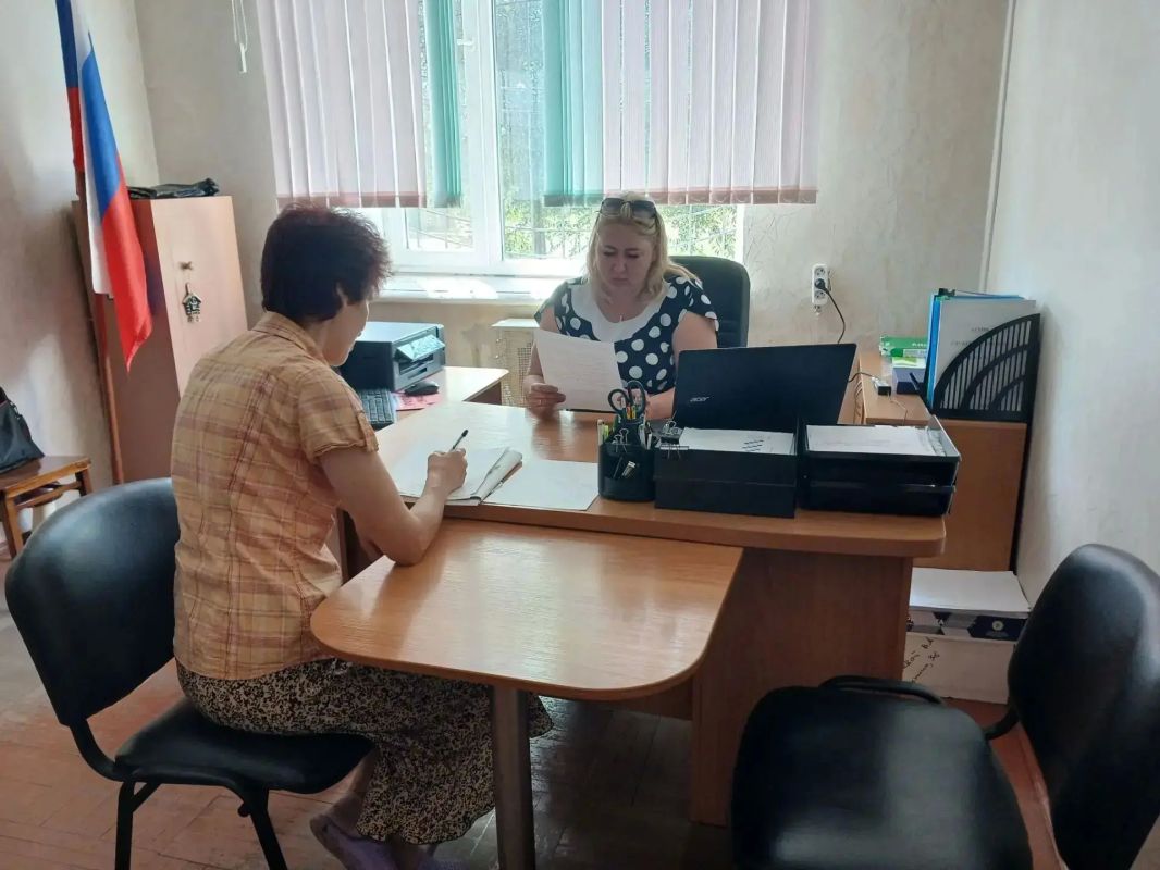 Начальник Каменского территориального отдела Юлия Санина провела личный прием граждан в селе Красный Подол Начальник Каменского территориального отдела Юлия Санина провела личный прием граждан в селе Красный Подол