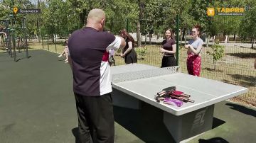 В Геническом парке имени Шевченко прошел мастер-класс по настольному теннису в рамках проекта "Лето с молодежкой"