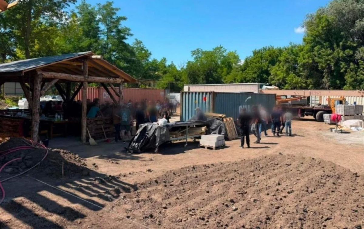 Майор ВСУ заставил роту из 80 солдат строить себе загородный дом в Одесской области Майор ВСУ заставил роту из 80 солдат строить себе загородный дом в Одесской области