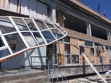 Три человека получили ранения в результате ударов ВСУ по почтовому отделению в Каховке, сообщил Павел Филипчук