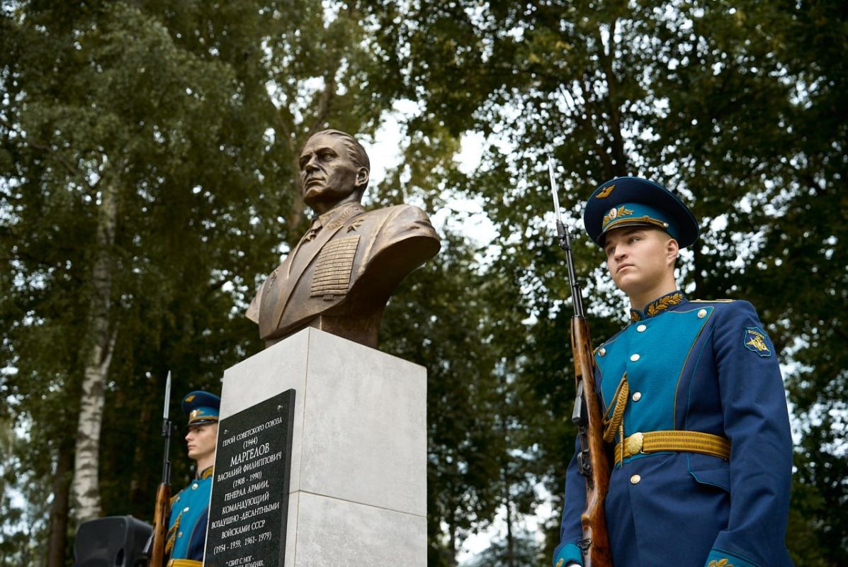 Вчера, в городе Фурманов Ивановской области был открыт бюст легендарному командующему ВДВ Василию Филипповичу Маргелову! Радостно, что память о "Бате" чтят и увековечивают и в малых городах! Спасибо всем организаторам и... Вчера, в городе Фурманов Ивановской области был открыт бюст легендарному командующему ВДВ Василию Филипповичу Маргелову! Радостно, что память о "Бате" чтят и увековечивают и в малых городах! Спасибо всем организаторам и...