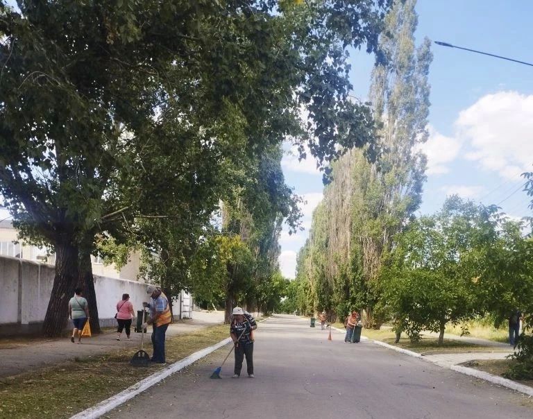 Каждое утро рабочие "Коммунального сервиса Каховки" выходят на улицы города, чтобы поддерживать чистоту и порядок Каждое утро рабочие "Коммунального сервиса Каховки" выходят на улицы города, чтобы поддерживать чистоту и порядок
