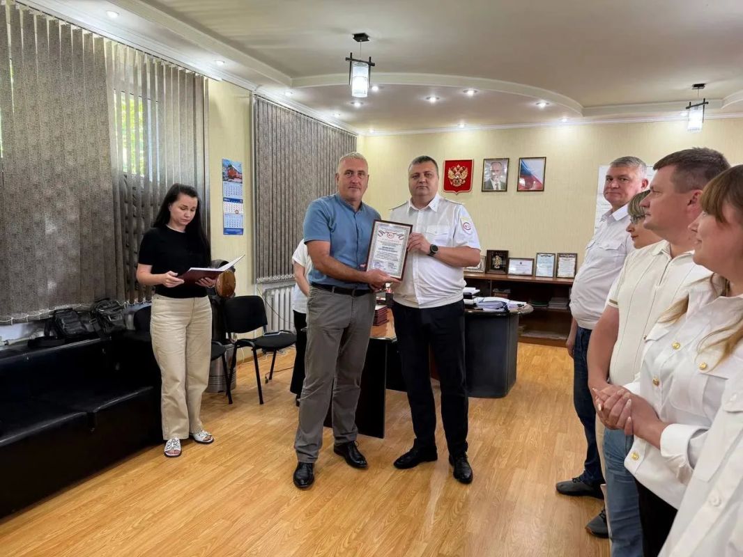В преддверии Дня железнодорожника начальник Мелитополь-Херсонского филиала ФГУП «Железные дороги Новороссии» Николай Яшный в торжественной обстановке вручил Почетные грамоты и Благодарности сотрудникам предприятия В преддверии Дня железнодорожника начальник Мелитополь-Херсонского филиала ФГУП «Железные дороги Новороссии» Николай Яшный в торжественной обстановке вручил Почетные грамоты и Благодарности сотрудникам предприятия