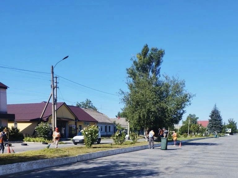 Каждое утро рабочие "Коммунального сервиса Каховки" выходят на улицы города, чтобы поддерживать чистоту и порядок Каждое утро рабочие "Коммунального сервиса Каховки" выходят на улицы города, чтобы поддерживать чистоту и порядок