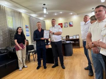 В преддверии Дня железнодорожника начальник Мелитополь-Херсонского филиала ФГУП «Железные дороги Новороссии» Николай Яшный в торжественной обстановке вручил Почетные грамоты и Благодарности сотрудникам предприятия