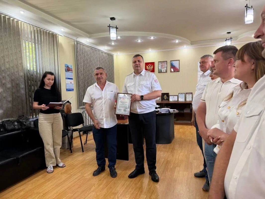 В преддверии Дня железнодорожника начальник Мелитополь-Херсонского филиала ФГУП «Железные дороги Новороссии» Николай Яшный в торжественной обстановке вручил Почетные грамоты и Благодарности сотрудникам предприятия В преддверии Дня железнодорожника начальник Мелитополь-Херсонского филиала ФГУП «Железные дороги Новороссии» Николай Яшный в торжественной обстановке вручил Почетные грамоты и Благодарности сотрудникам предприятия