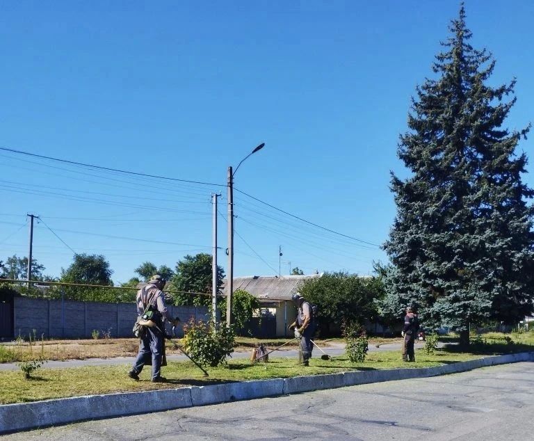 Каждое утро рабочие "Коммунального сервиса Каховки" выходят на улицы города, чтобы поддерживать чистоту и порядок Каждое утро рабочие "Коммунального сервиса Каховки" выходят на улицы города, чтобы поддерживать чистоту и порядок