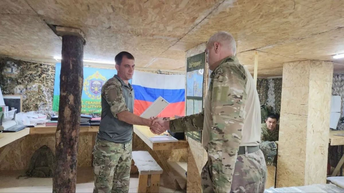 Заместитель председателя Херсонской облдумы вручил награды десантникам Заместитель председателя Херсонской облдумы вручил награды десантникам