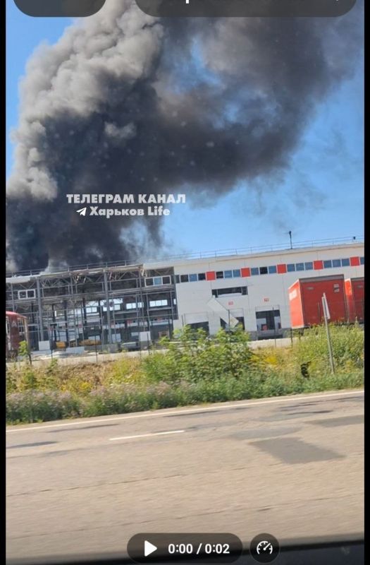РФ нанесли удар по крупному терминалу "Новой почты" в Харьковской области: горят грузовики, контейнеры и оборудование