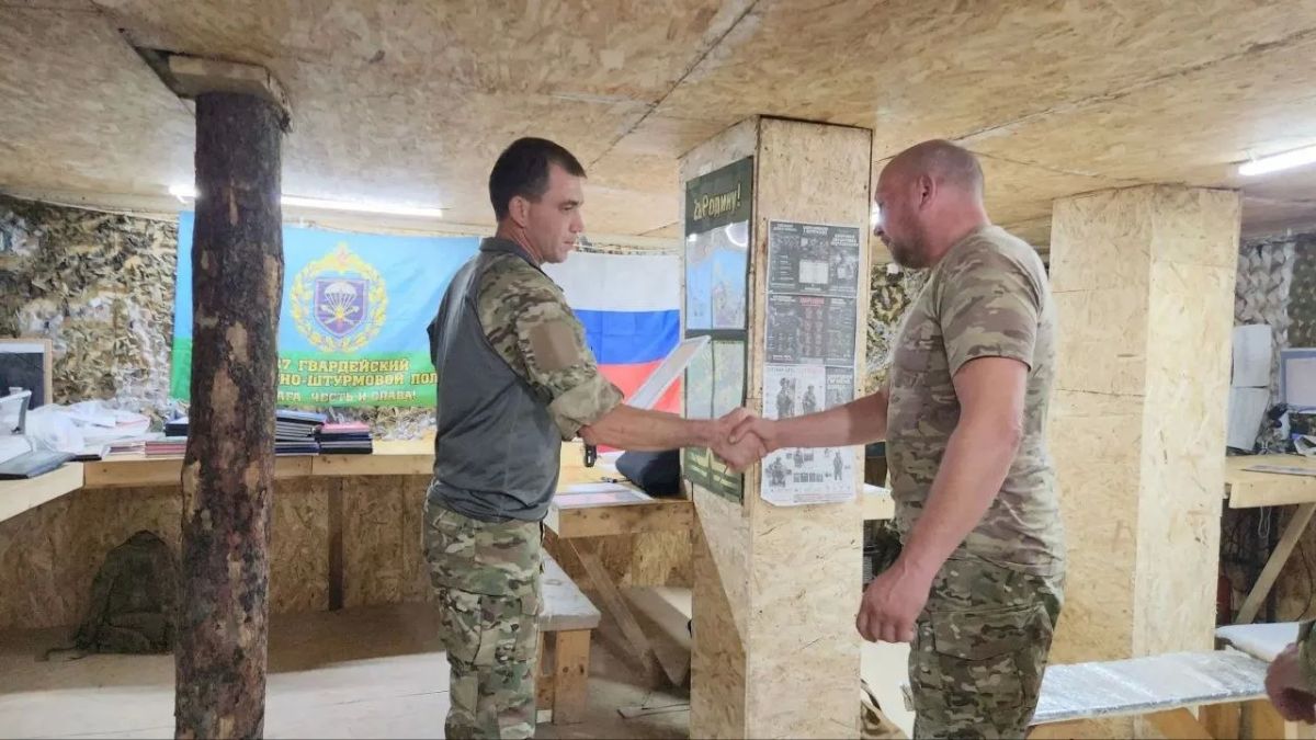 Заместитель председателя Херсонской облдумы вручил награды десантникам Заместитель председателя Херсонской облдумы вручил награды десантникам