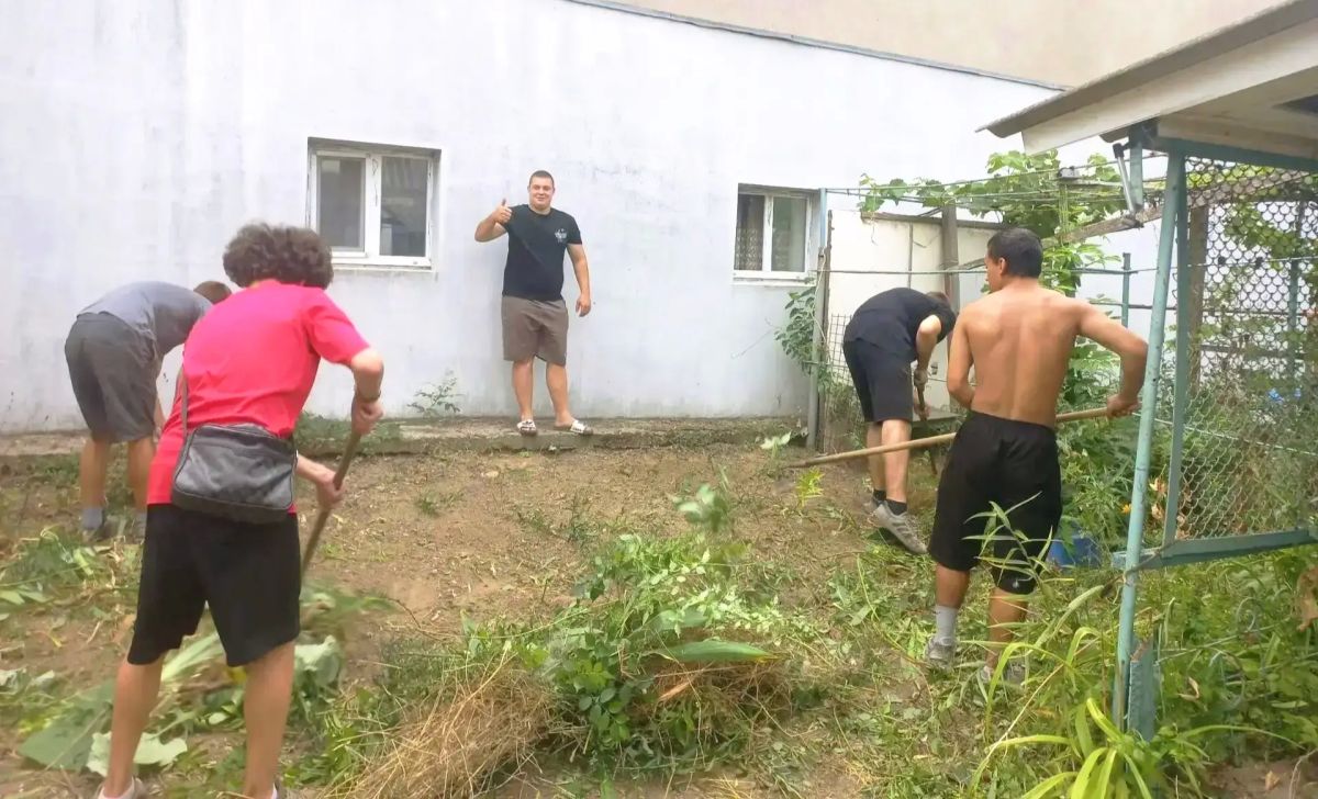 Юные активисты ТОС «Мечта» провели субботник на территории здания, где будет реализован социальный проект «Дом, в котором живёт доброта» Юные активисты ТОС «Мечта» провели субботник на территории здания, где будет реализован социальный проект «Дом, в котором живёт доброта»