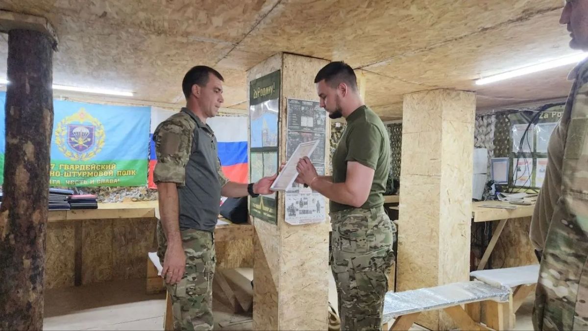 Заместитель председателя Херсонской облдумы вручил награды десантникам Заместитель председателя Херсонской облдумы вручил награды десантникам