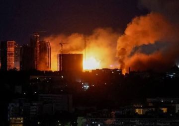 Кадры пожара на территории предприятия Завод «Стройдормаш» в Шевченковском районе г.Киев