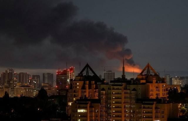 Кадры пожара на территории предприятия Завод «Стройдормаш» в Шевченковском районе г.Киев Кадры пожара на территории предприятия Завод «Стройдормаш» в Шевченковском районе г.Киев