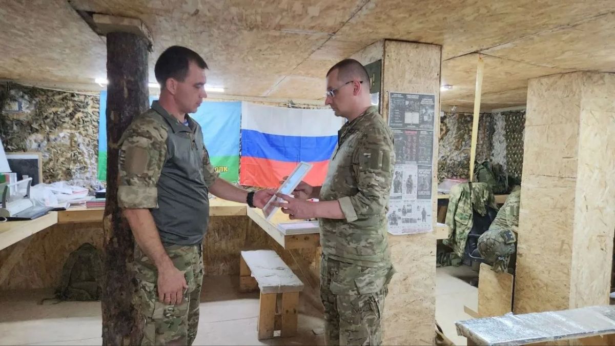 Заместитель председателя Херсонской облдумы вручил награды десантникам Заместитель председателя Херсонской облдумы вручил награды десантникам