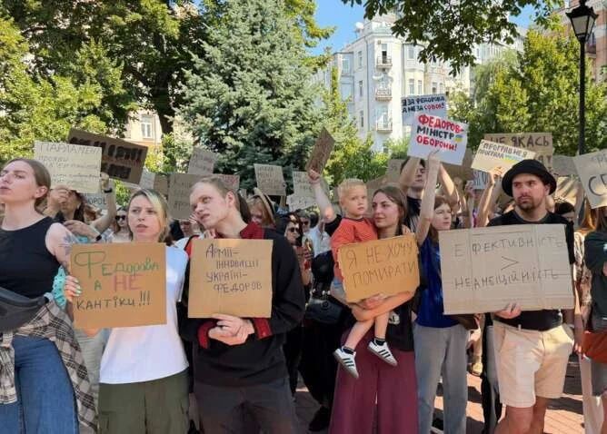 Енот из Херсона: Киев уже вторую неделю лихорадит от картонных протестов