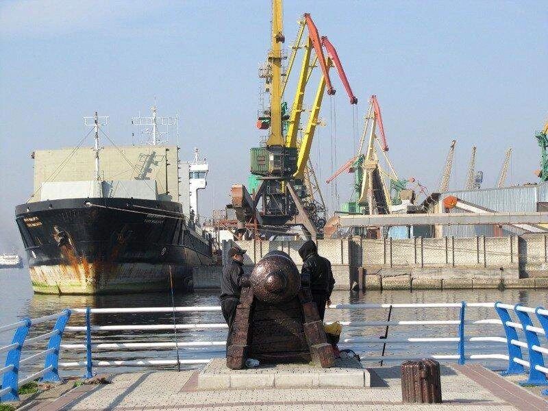 Доброе утро, Херсонщина!. Мечты у нас непогасимыВсегда мечтаем мы, везде,Но в свете лет неумолимыхМы часто говорим себе: