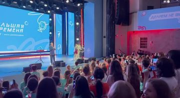 Татьяна Томилина: Дети приветствуют Владимира Путина на церемонии закрытия конкурса "Большая перемена" в Красноярске