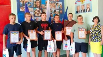 В Каховском округе школьникам вручили благодарности за помощь в тушении пожара