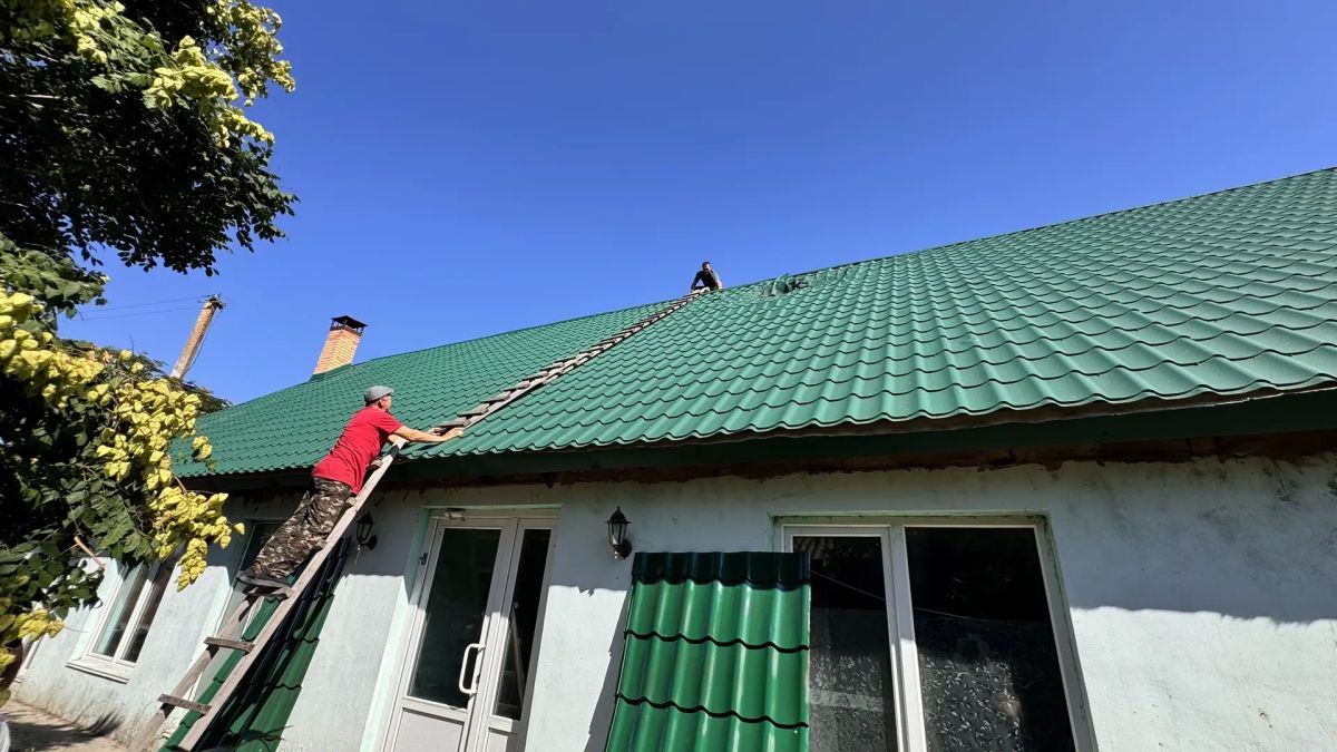 В селе Облои восстановили крышу дома 89-летней местной жительницы В селе Облои восстановили крышу дома 89-летней местной жительницы
