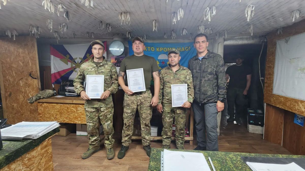 В праздничный День Воздушно-десантных войск Первый секретарь Херсонского областного Комитета КПРФ Рамиль Замалетдинов побывал в ряде подразделений и боевых расположений ВДВ непосредственно на линии боевого соприкосновения на... В праздничный День Воздушно-десантных войск Первый секретарь Херсонского областного Комитета КПРФ Рамиль Замалетдинов побывал в ряде подразделений и боевых расположений ВДВ непосредственно на линии боевого соприкосновения на...