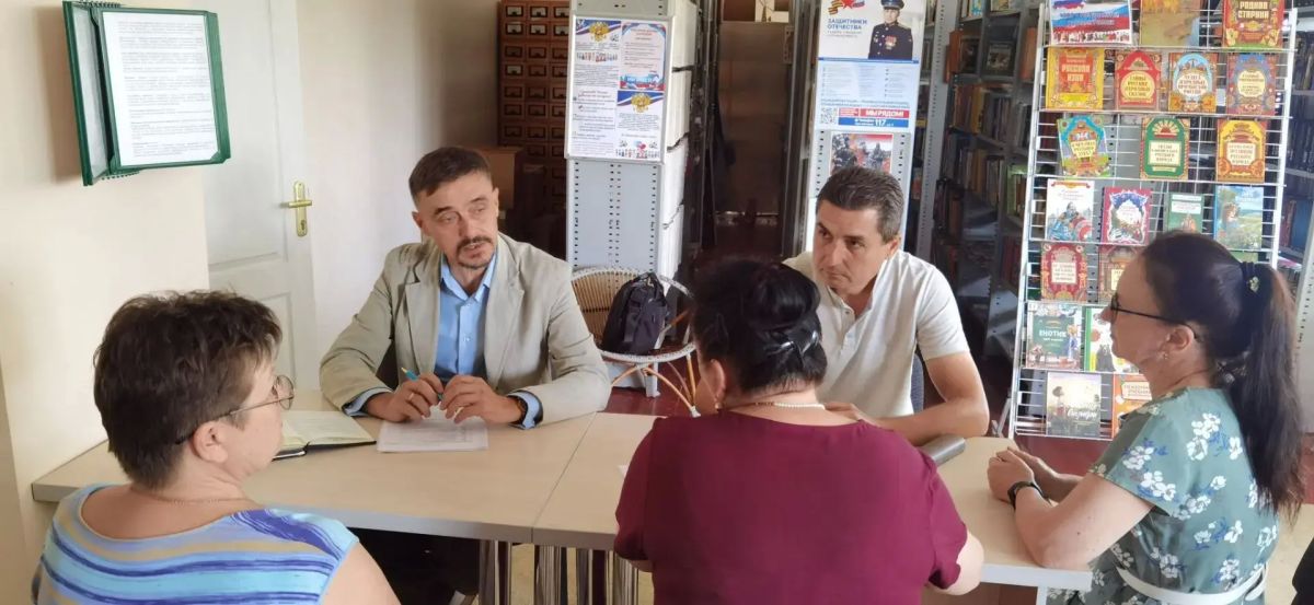 Первый заместитель главы Каховского округа Игорь Бжезицкий провёл рабочее совещание с коллективом Центральной библиотечной системы Первый заместитель главы Каховского округа Игорь Бжезицкий провёл рабочее совещание с коллективом Центральной библиотечной системы