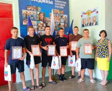 Школьникам из Васильевки вручили благодарности за помощь в тушении пожара, возникшего после атаки ВСУ
