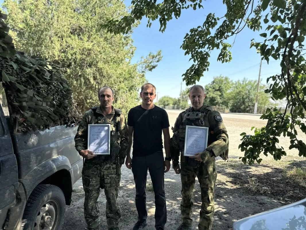 В праздничный День Воздушно-десантных войск Первый секретарь Херсонского областного Комитета КПРФ Рамиль Замалетдинов побывал в ряде подразделений и боевых расположений ВДВ непосредственно на линии боевого соприкосновения на... В праздничный День Воздушно-десантных войск Первый секретарь Херсонского областного Комитета КПРФ Рамиль Замалетдинов побывал в ряде подразделений и боевых расположений ВДВ непосредственно на линии боевого соприкосновения на...